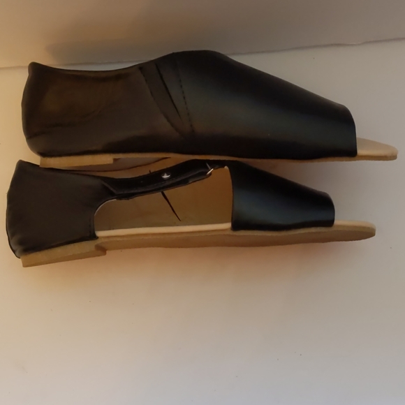Black leather open toe flats-sz 8 - Picture 4 of 7